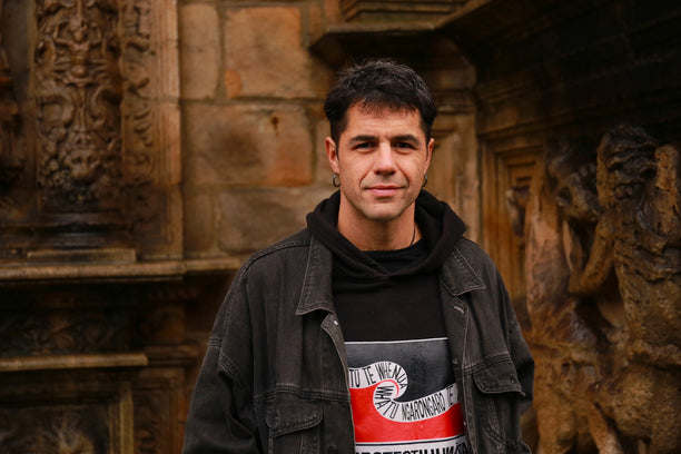 Aitor Jiménez frente al Instituto Internacional de Sociologia Jurídica de Oñati (Foto: Ekaitz Cancela)