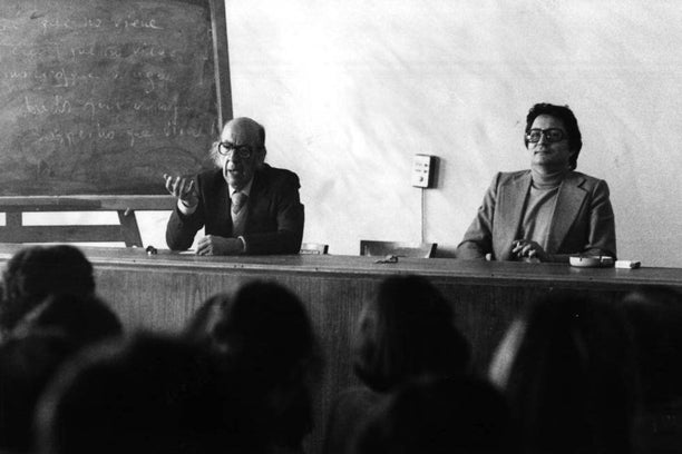 Jacobo Muñoz (derecha) y José Luis Aranguren durante una conferencia en marzo de 1980. Foto de José Amestoy